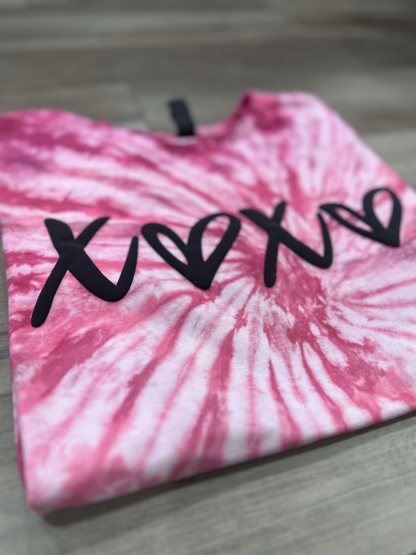 Xoxo Puff Print Tie Dye top in Pink Fusion
