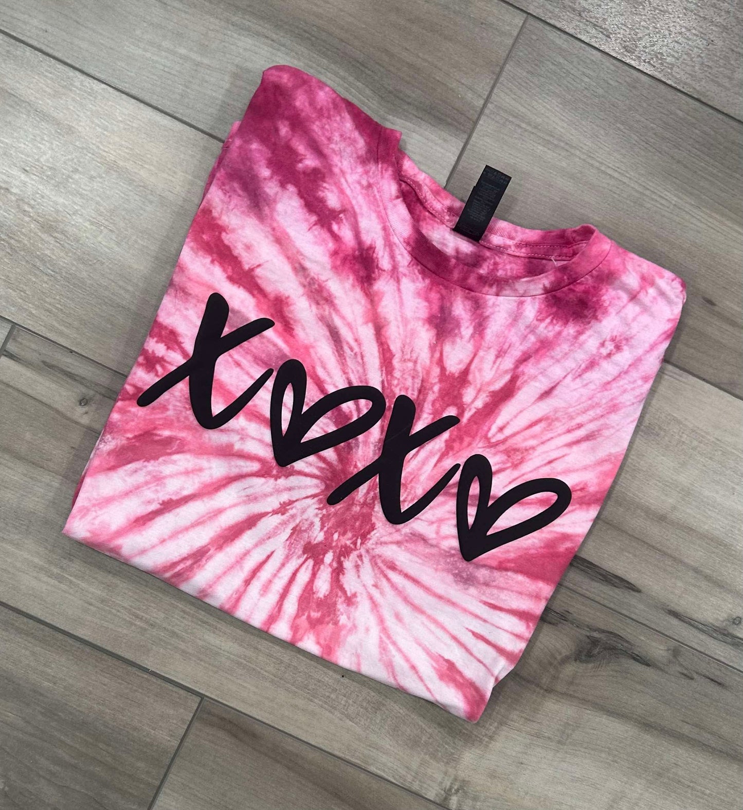 Xoxo Puff Print Tie Dye top in Pink Fusion